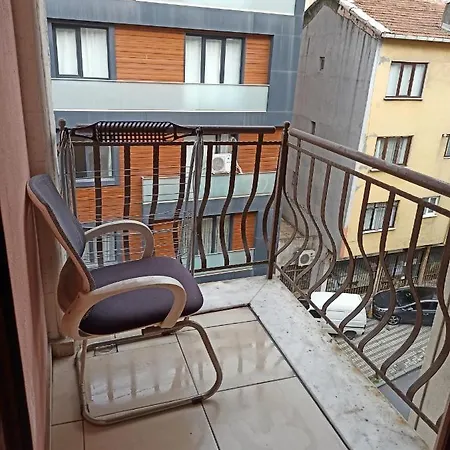 Roya - Center Of The Apartment *